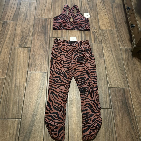 Brand New gorgeous Fabletics size medium tiger print set with side pockets - Picture 1 of 5